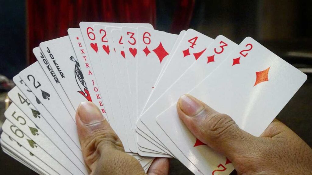 Qual a origem e o significado dos nomes de jogos de cartas famosos